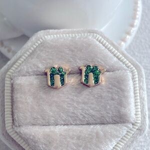 Cute gold present stud earrings
